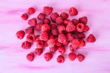 Ahşap bir arka planda ahududu