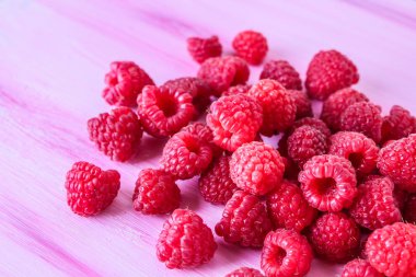 Ahşap bir arka planda ahududu