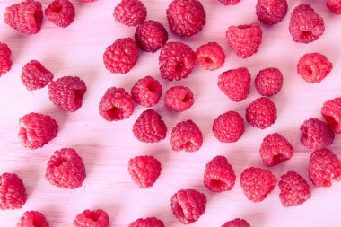 Ahşap bir arka planda ahududu