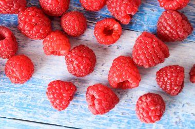 Ahşap bir arka planda ahududu