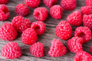 Ahşap bir arka planda ahududu