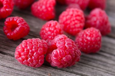 Ahşap bir arka planda ahududu