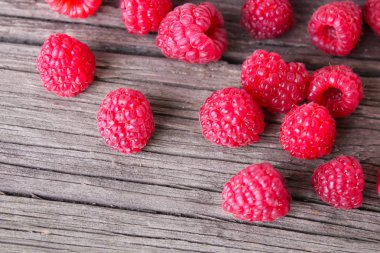 Ahşap bir arka planda ahududu