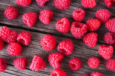 Ahşap bir arka planda ahududu