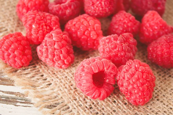 Himbeeren Auf Einem Holzgrund — Stockfoto