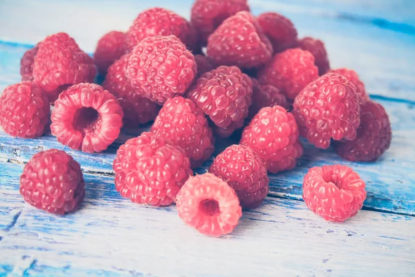 Himbeeren Auf Einem Holzgrund — Stockfoto