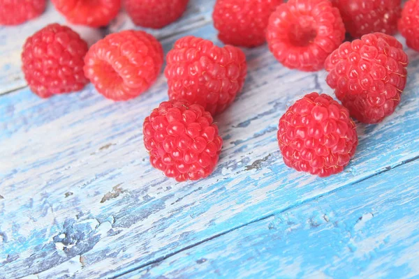 Himbeeren Auf Einem Holzgrund — Stockfoto