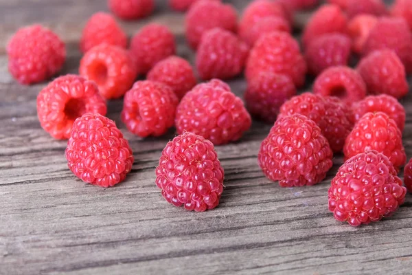 Himbeeren Auf Einem Holzgrund — Stockfoto