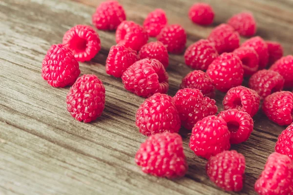 Himbeeren Auf Einem Holzgrund — Stockfoto