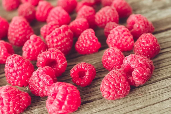 Himbeeren Auf Einem Holzgrund — Stockfoto