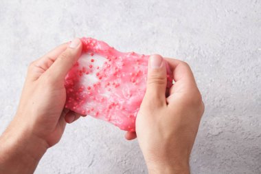 Çamur, deneme bilimsel yöntem olarak adlandırılan oyun el yapımı oyuncak dostum. Oyunlar mukus