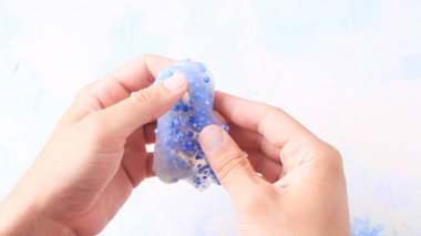 Çamur, deneme bilimsel yöntem olarak adlandırılan oyun el yapımı oyuncak dostum. Oyunlar mukus