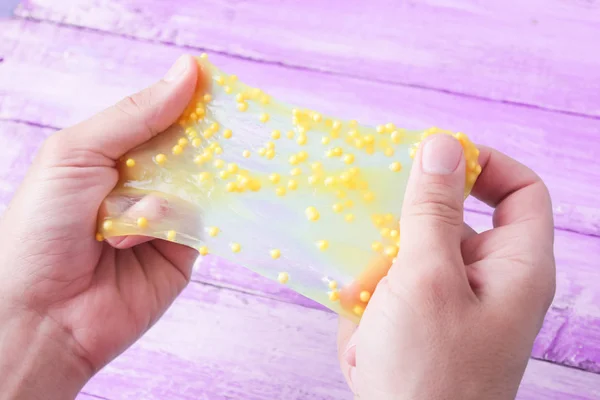 Man Spelen Handgemaakte Speelgoed Slime Experiment Wetenschappelijke Methode Genoemd Games — Stockfoto