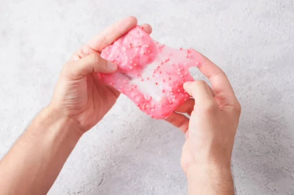 Homem Jogando Brinquedo Artesanal Chamado Slime Experimentar Método Científico Jogos — Fotografia de Stock