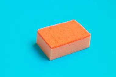 Renk arka plan üzerinde temizlik sünger