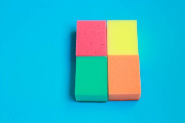 Renk arka plan üzerinde temizlik sünger