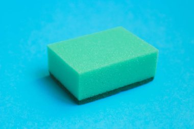 Renk arka plan üzerinde temizlik sünger