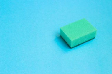 Renk arka plan üzerinde temizlik sünger