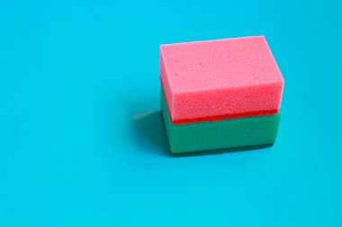 Renk arka plan üzerinde temizlik sünger