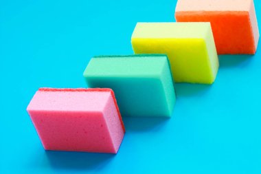 Renk arka plan üzerinde temizlik sünger