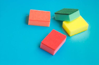 Renk arka plan üzerinde temizlik sünger