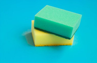 Renk arka plan üzerinde temizlik sünger