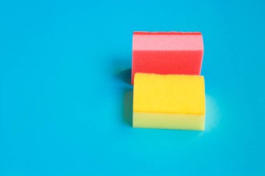 Renk arka plan üzerinde temizlik sünger