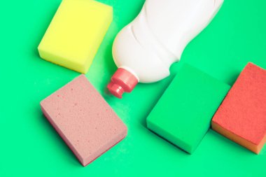 Birkaç tabak ve mutfak sünger. Bulaşık yıkama kavramı.