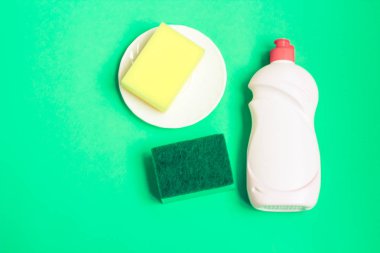 Birkaç tabak ve mutfak sünger. Bulaşık yıkama kavramı.