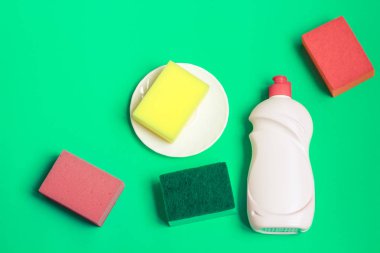 Birkaç tabak ve mutfak sünger. Bulaşık yıkama kavramı.