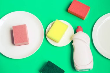 Birkaç tabak ve mutfak sünger. Bulaşık yıkama kavramı.