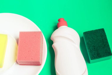 Birkaç tabak ve mutfak sünger. Bulaşık yıkama kavramı.