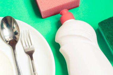 Birkaç tabak ve mutfak sünger. Bulaşık yıkama kavramı.