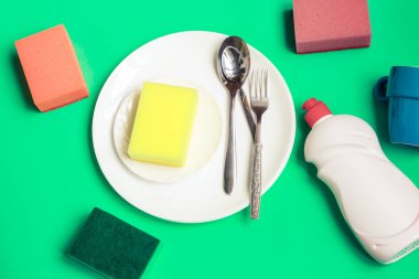 Birkaç tabak ve mutfak sünger. Bulaşık yıkama kavramı.