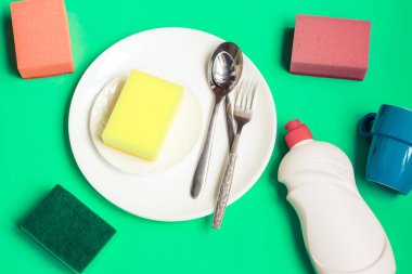 Birkaç tabak ve mutfak sünger. Bulaşık yıkama kavramı.