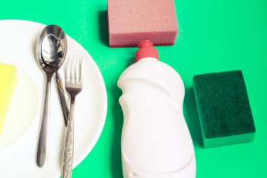 Birkaç tabak ve mutfak sünger. Bulaşık yıkama kavramı.