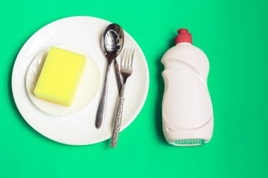 Birkaç tabak ve mutfak sünger. Bulaşık yıkama kavramı.