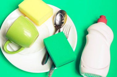 Birkaç tabak ve mutfak sünger. Bulaşık yıkama kavramı.