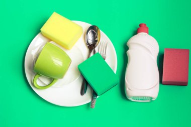 Birkaç tabak ve mutfak sünger. Bulaşık yıkama kavramı.