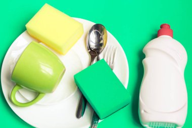 Birkaç tabak ve mutfak sünger. Bulaşık yıkama kavramı.