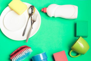 Birkaç tabak ve mutfak sünger. Bulaşık yıkama kavramı.