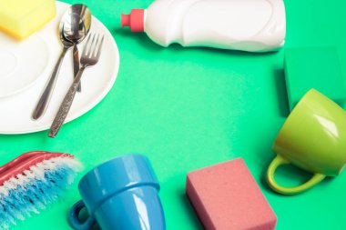 Birkaç tabak ve mutfak sünger. Bulaşık yıkama kavramı.