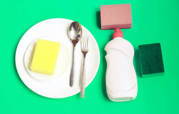 Plusieurs Assiettes Une Éponge Cuisine Concept Lavage Vaisselle — Photo