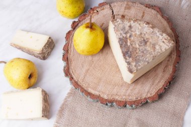 keçi peyniri ve armut eski rustik ahşap arka plan seçici odak üzerinde