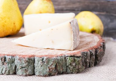 keçi peyniri ve armut eski rustik ahşap arka plan seçici odak üzerinde