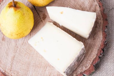 keçi peyniri ve armut eski rustik ahşap arka plan seçici odak üzerinde