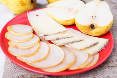 keçi peyniri ve armut eski rustik ahşap arka plan seçici odak üzerinde