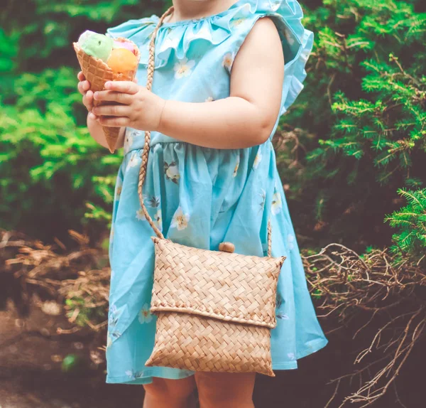 Niña Comiendo Helado —  Fotos de Stock