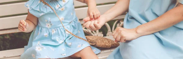 Niña Jugando Con Madre Cerca Enfoque Selectivo —  Fotos de Stock