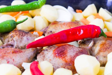 sebze ve patates, seçici odak ile yükseltilmiş ördek bacaklar